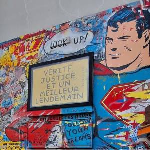 Vibrante mural de Superman se eleva sobre un barrio de París, Francia