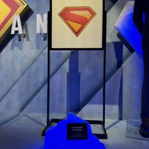 Ausencia del traje de Superman en exposición de Warner Bros. desata especulaciones sobre producción