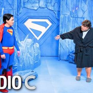 Sketch cómico del compañero de cuarto de Superman