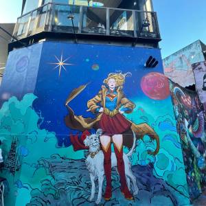 Nuevo mural de Supergirl debuta en el emblemático Batman Alley de São Paulo, Brasil
