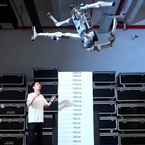 Debuta en China un robot “Superman” de la vida real
