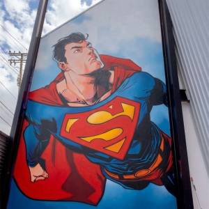 Mural gigante de Superman adorna entrada de centro de eventos en Pachuca, México