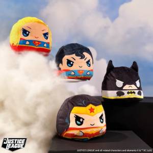 TeeTurtle presenta peluches reversibles de la Liga de la Justicia que incluyen a Superman y Supergirl