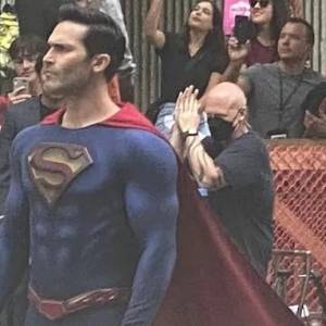 Tyler Hoechlin agradece a los Fans en el set de “Superman & Lois” por mantenerse en silencio