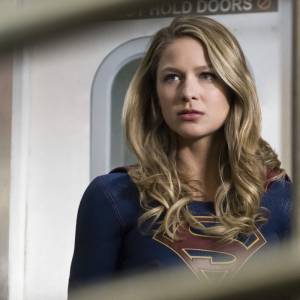 Melissa Benoist le da un consejo a Milly Alcock para interpretar a Supergirl